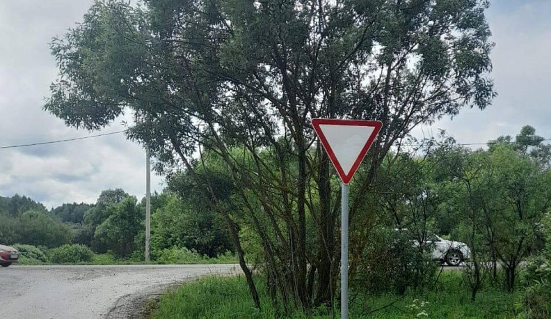 В Ферзиковском районе заменили дорожный знак 