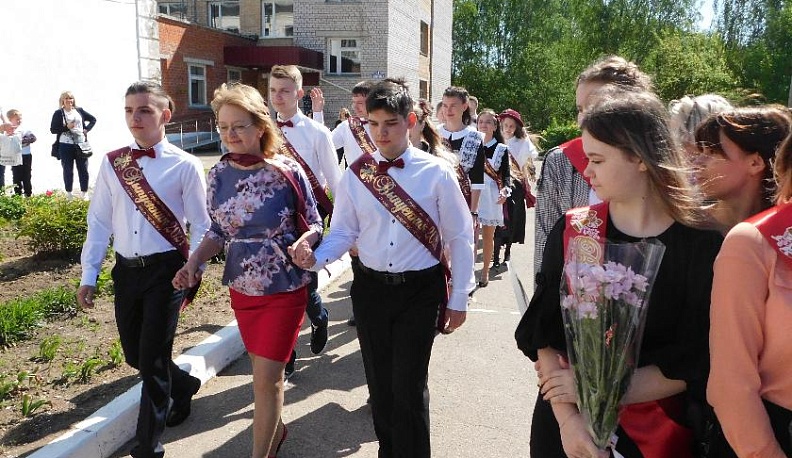 Кондровских выпускников поздравили с окончанием школы.