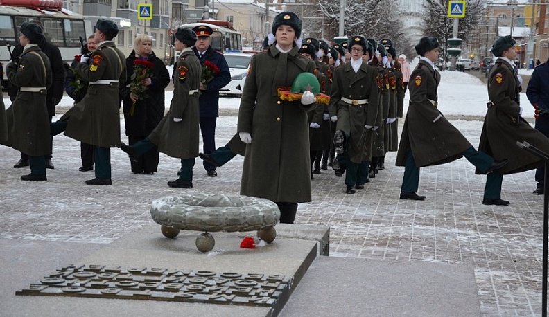 Участники всероссийской «Вахты Памяти-2023» возложили цветы к Вечному огню в Калуге