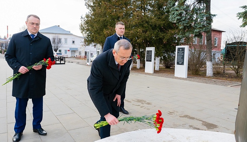 Владислав Шапша почтил память воинов-тарусян и встретился с участниками СВО