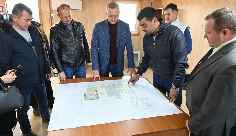 Владислав Шапша осмотрел стройку животноводческого комплекса в Хвастовичском районе