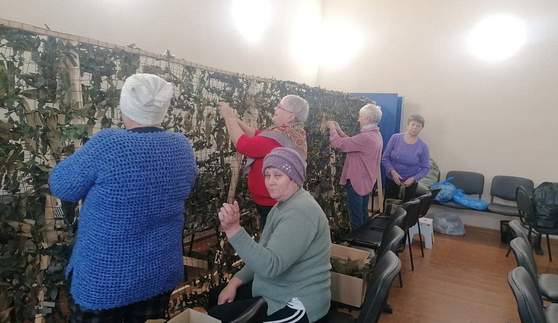 Юхновчане плетут маскировочные сети для СВО