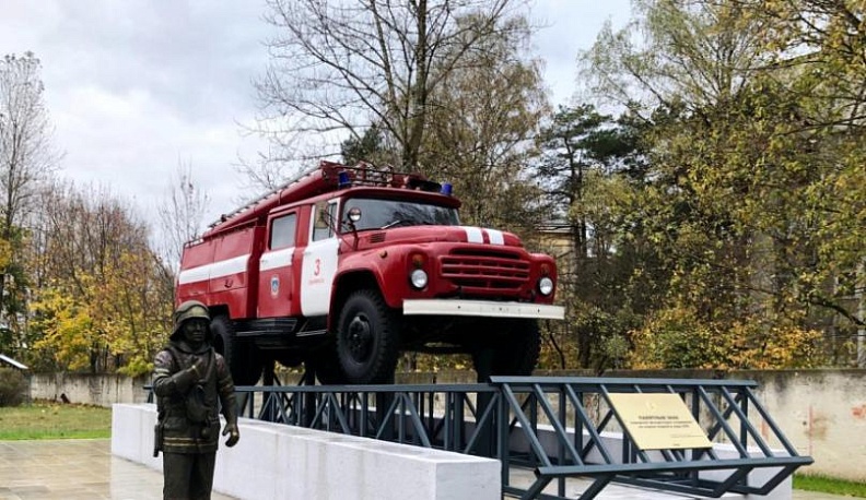 В калужском наукограде открыли памятник пожарному