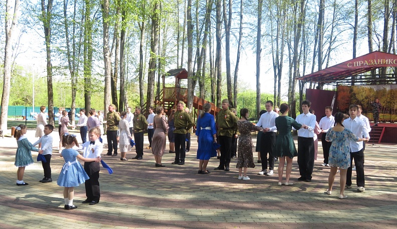 Спасдеменцы станцевали Победный вальс