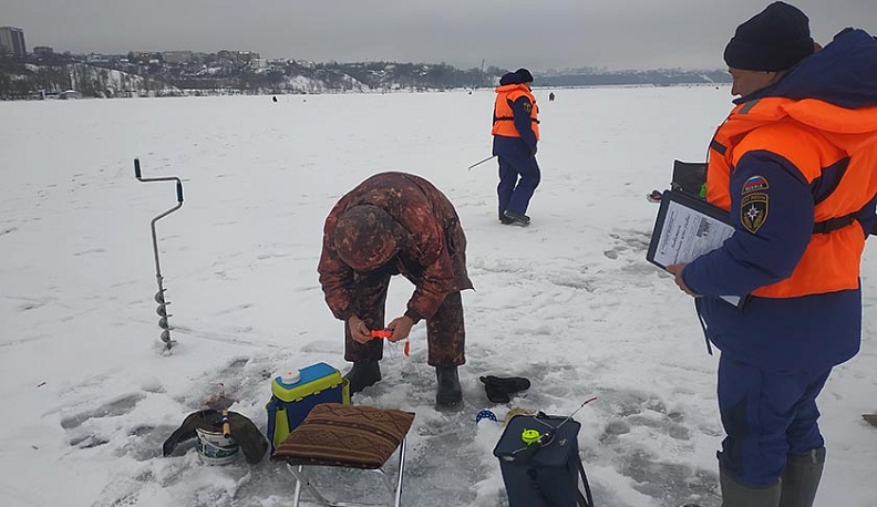 Спасатели предупредили калужских рыбаков об опасностях льда