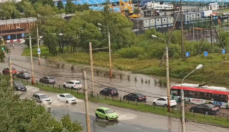 Улицы Калуги затопило во время ливня