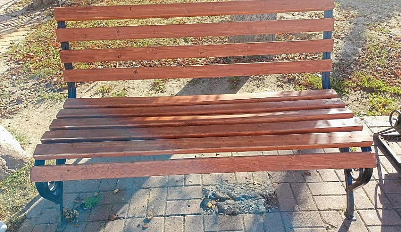 В Калуге отремонтировали скамейки после обращений в интернете