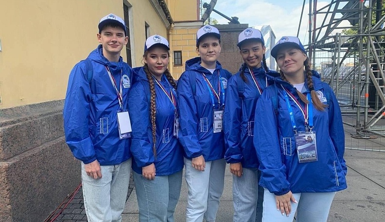 Волонтер из Калуги поучаствовала в Военно-морском параде в Санкт-Петербурге