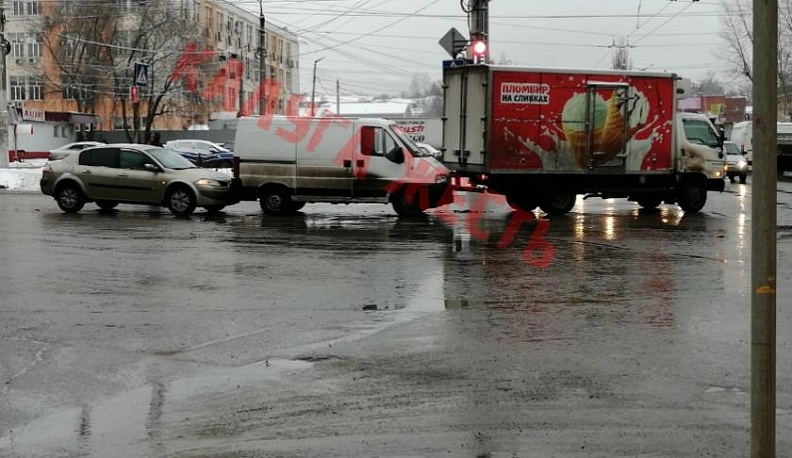 Микроавтобус, грузовик и легковушка столкнулись на улице Московской в Калуге