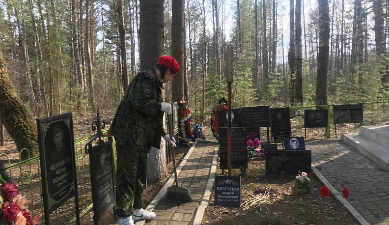 Юнармейцы и волонтёры Победы Думиничского района навели порядок на Мемориале в деревне Высокое
