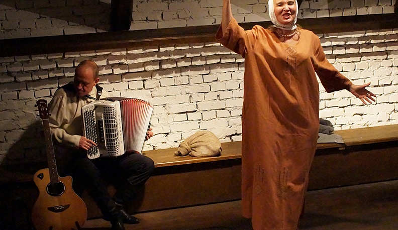 Сцена «Под крышей».