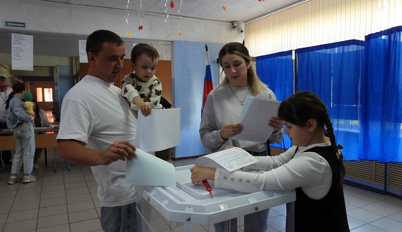 Семья ветерана СВО в Износках проголосовала в первый день выборов