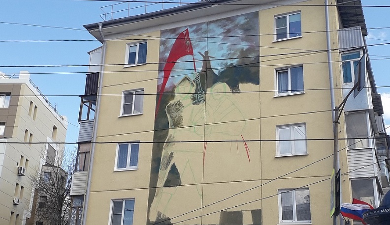 На площади Победы в Калуге к 9 мая появится мурал бабушки с красным флагом