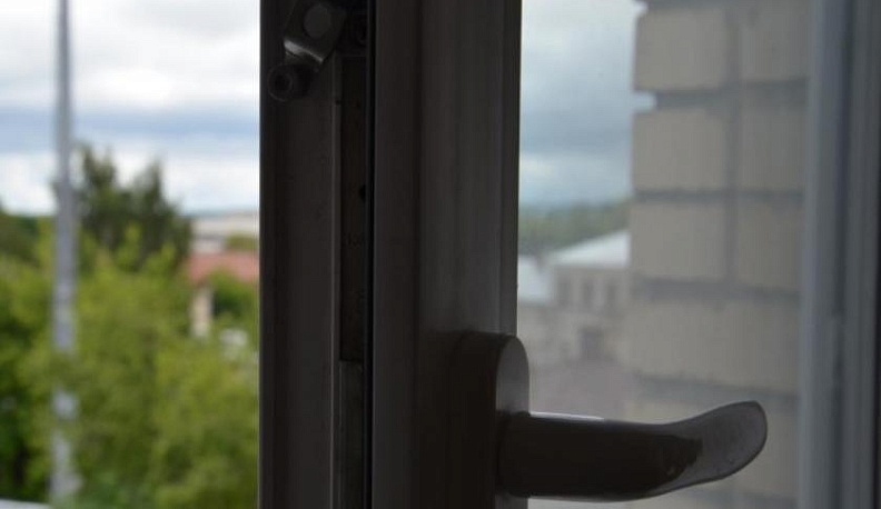 Следователи проверяют условия жизни подростка, выпавшего с шестого этажа 