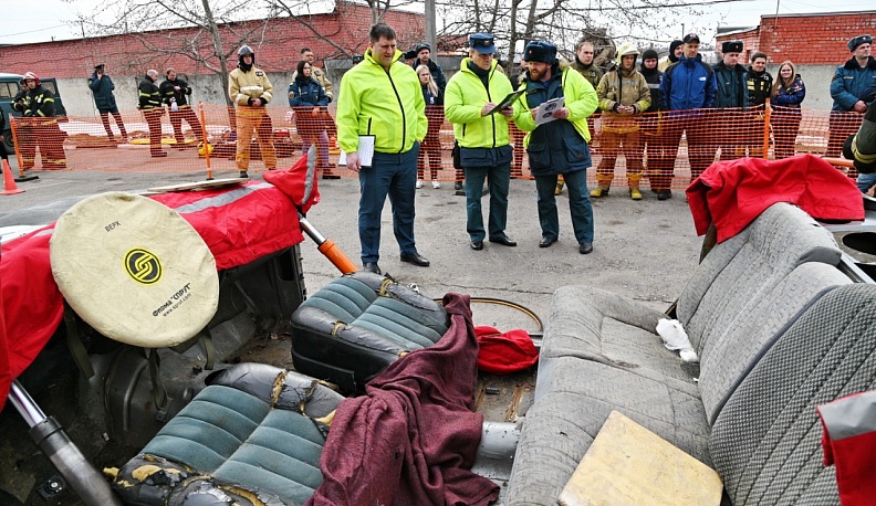 В Калуге в условиях близких к реальным проходят соревнования по спасению в ДТП