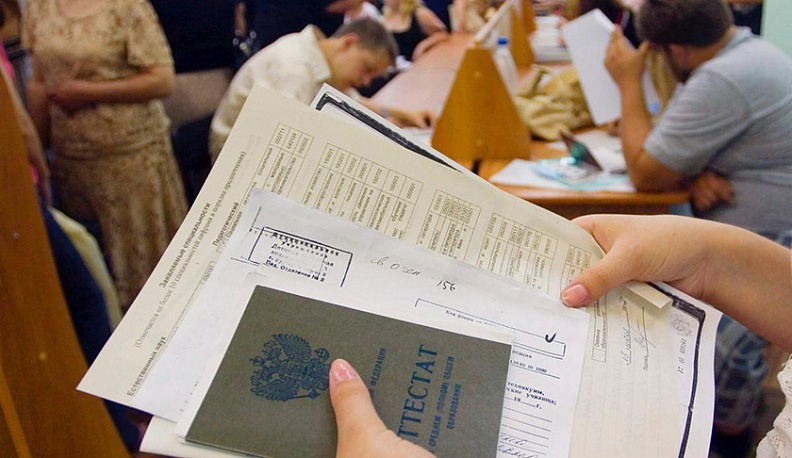 Александр Аникеев рассказал, как калужским выпускникам подать документы в вузы и колледжи