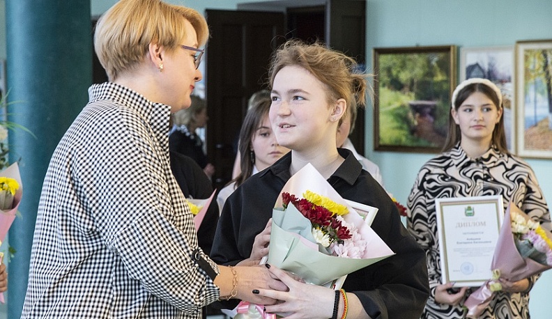 В Калуге именные стипендии в сфере культуры и искусства получили одаренные дети и молодежь