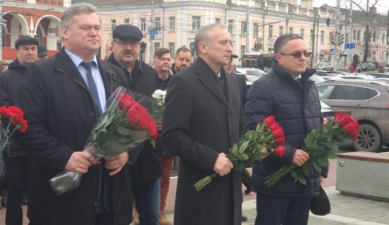 В Калуге возложили цветы к памятнику Ивану III