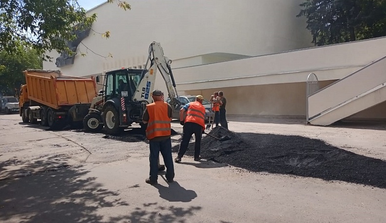 В Людинове ремонтируют дорогу перед музеем Комсомольской славы 