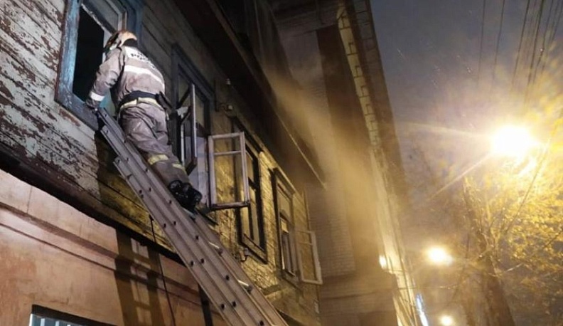 В центре Калуги сгорел двухэтажный дом 