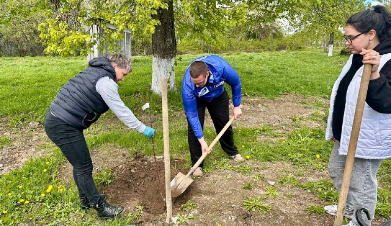 В Думиничском районе добровольцы высадили яблони в честь героев Великой Отечественной войны