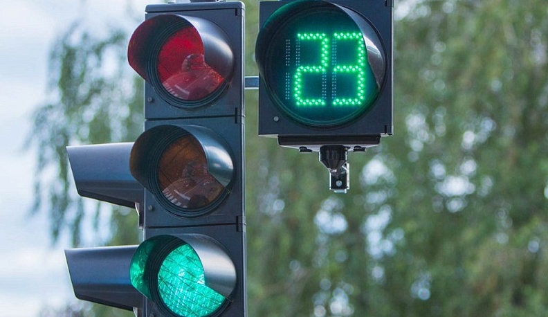 На трассах в Калужской области установят светофоры и проекционный переход