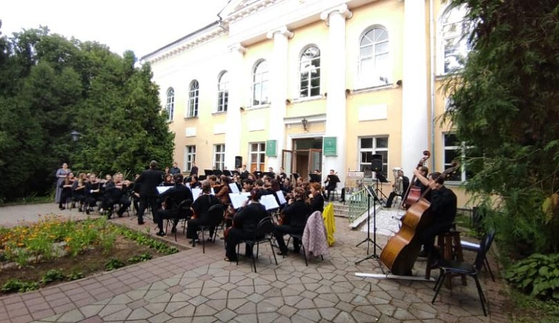 Симфонический оркестр устроил променад-концерт для калужан