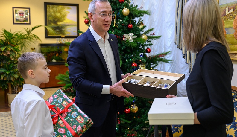 «Ёлка желаний-2025»: Владислав Шапша исполнил мечту калужского школьника