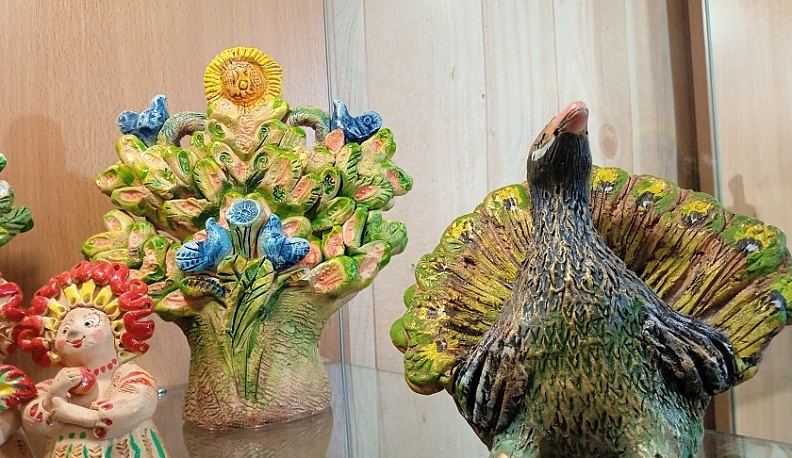 В калужском Доме мастеров представили выставку керамики «Вокруг Древа жизни»