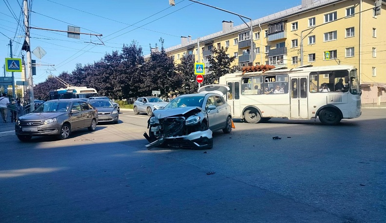 В центре Калуги столкнулись две иномарки 
