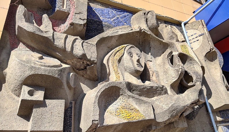 К юбилею Калуги отреставрируют два барельефа на фасаде бывшего ВНИИМЭТ