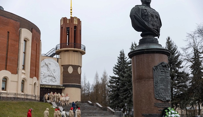 Огромный портрет Маршала Жукова разместили на фасаде школы №45 в Калуге