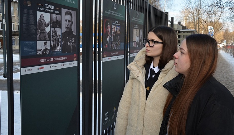 В Калуге открылась уличная выставка, посвященная героям Советского Союза и России