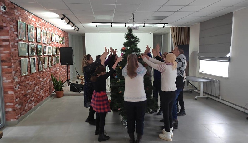 В Людиновской модельной библиотеке устроили новогодний праздник для пенсионеров