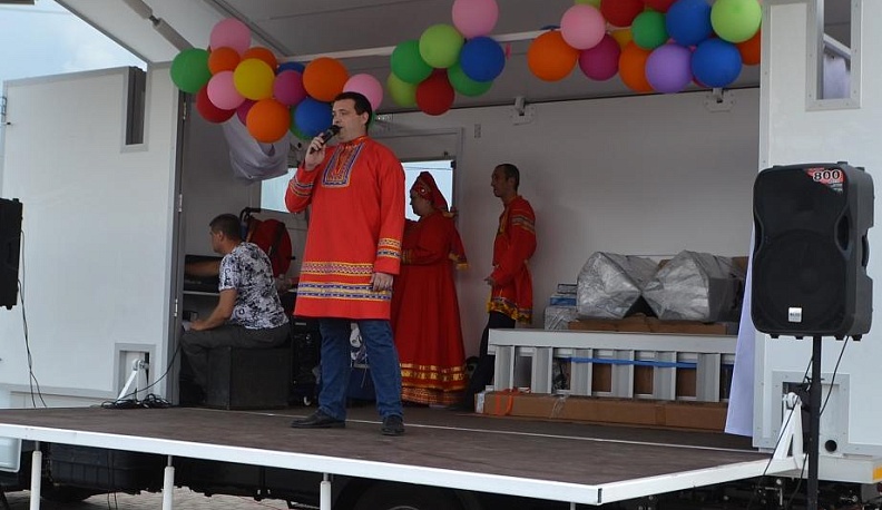 Веселится и гуляет весь народ