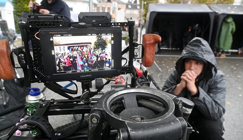 Сотни калужан поучаствовали в съемке сериала у Дома печати