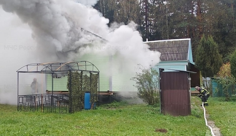 Хозпостройка загорелась в Жуковском районе