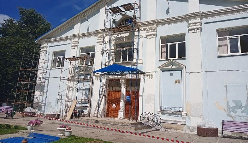 В Людинове идёт ремонт фасада Районного дома культуры