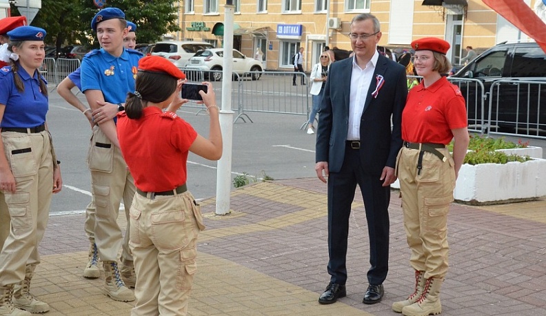 Калужане отметили День Государственного флага РФ флешмобом и праздничным концертом