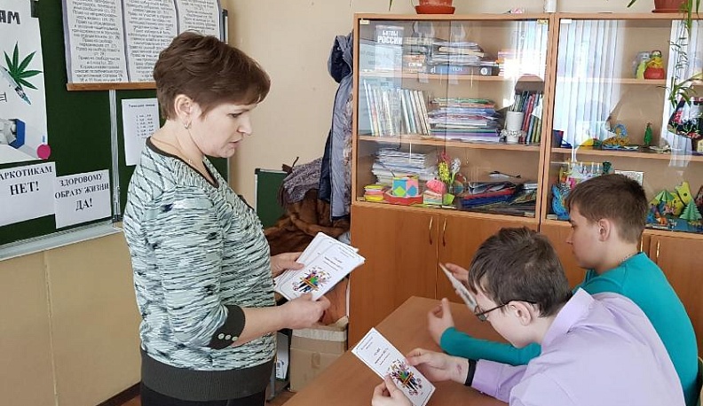 Сотрудники Дома культуры и библиотеки села Истье Жуковского района провели для подростков профилактическую беседу «Наркотики – знак беды»