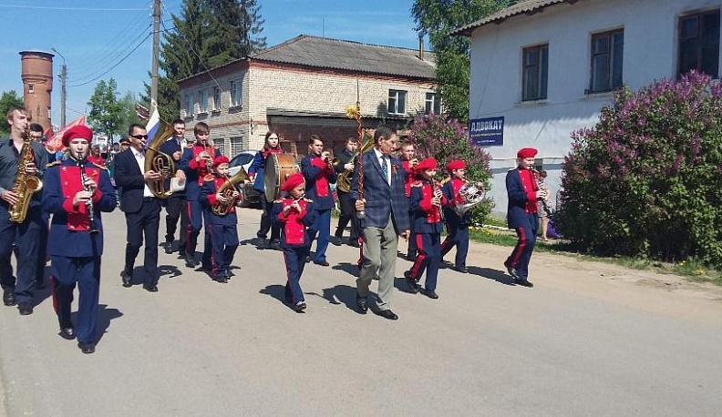 По главной дороге с оркестром