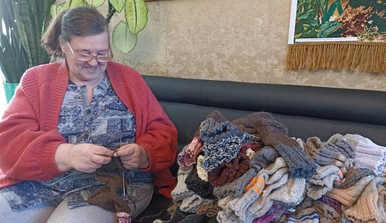  Калужская пенсионерка связала 230 пар носков для бойцов СВО