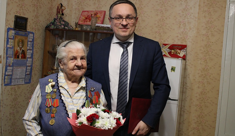 Дмитрий Денисов поздравил жительницу блокадного Ленинграда  