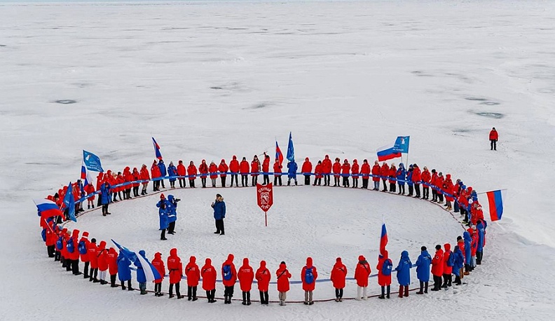 В экспедиции на атомном ледоколе «50 лет Победы» участвовало около 90 детей из более чем  40 регионов России.