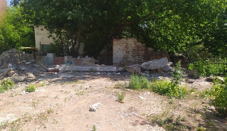 После проверки прокуратуры на одной из улиц Калуги ограничили подход к заброшенным домам