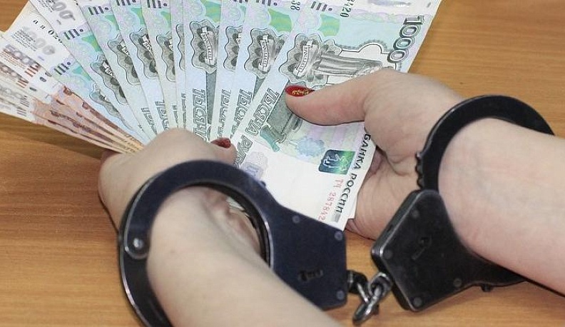 Попытавшись дать взятку полицейскому нарушитель получит уголовное дело