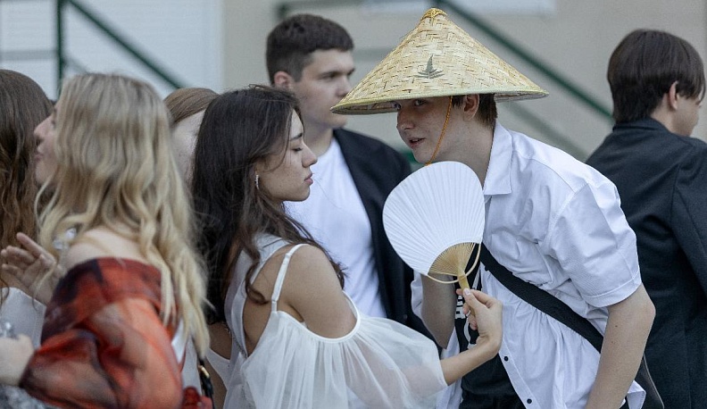 Юные калужане спасались от 30-градусной жары с помощью вееров и соломенных шляп.