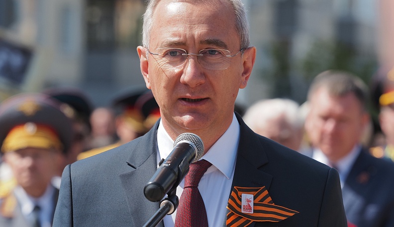 Несколько сотен калужан почтили память павших в Великой Отечественной войне у Вечного огня в областной столице