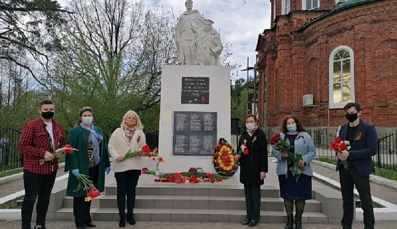 В Людиновском районе возлагают цветы к воинским монументам