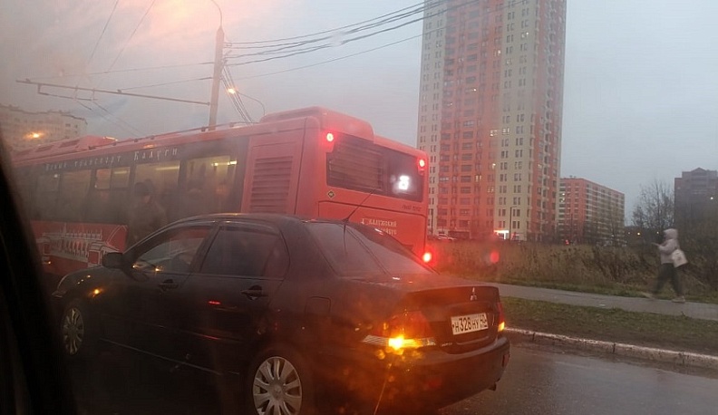 В Калуге авария с автобусом затруднила движение в районе Правгорода